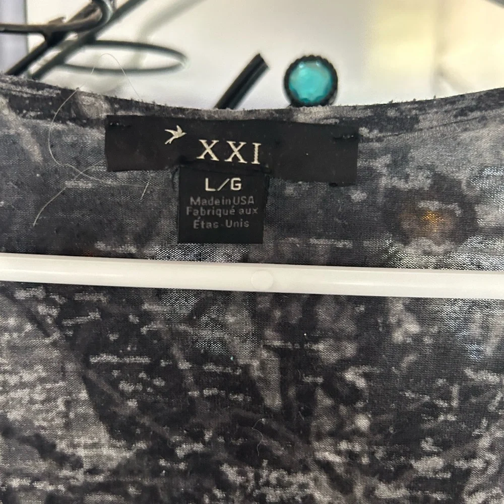 Gray Graphic Women's Top - Picture 3 of 3